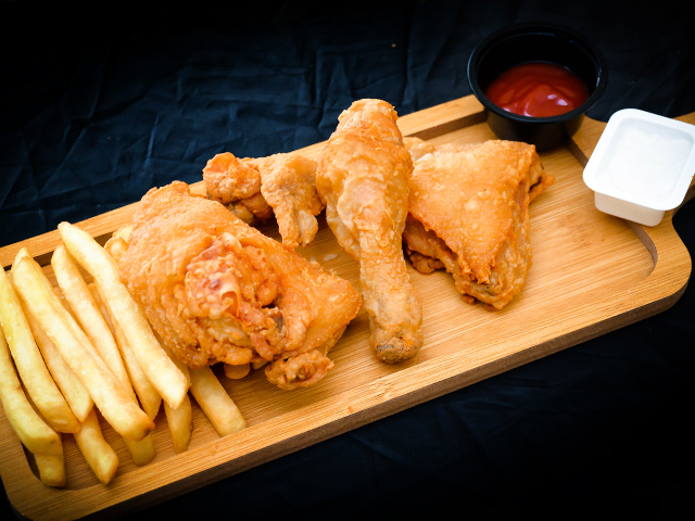 Broasted Chicken regular with humous